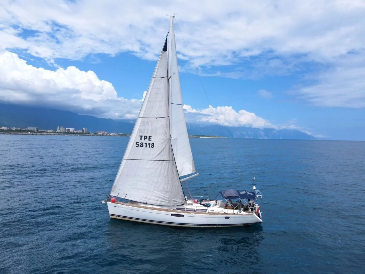 49ft Sailboat 01